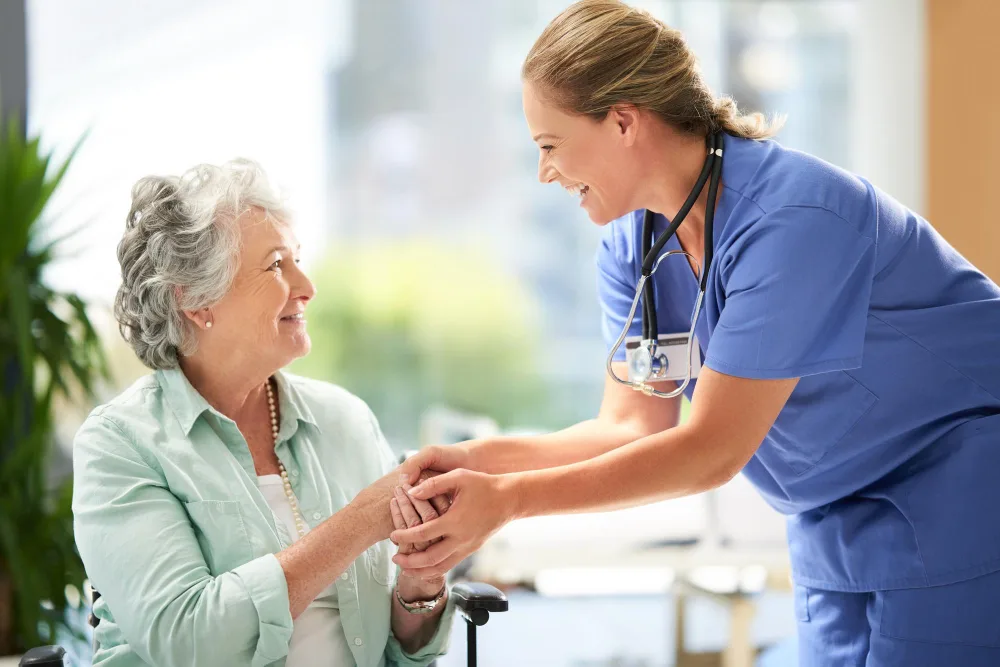 Qué incluye el acompañamiento hospitalario para personas mayores